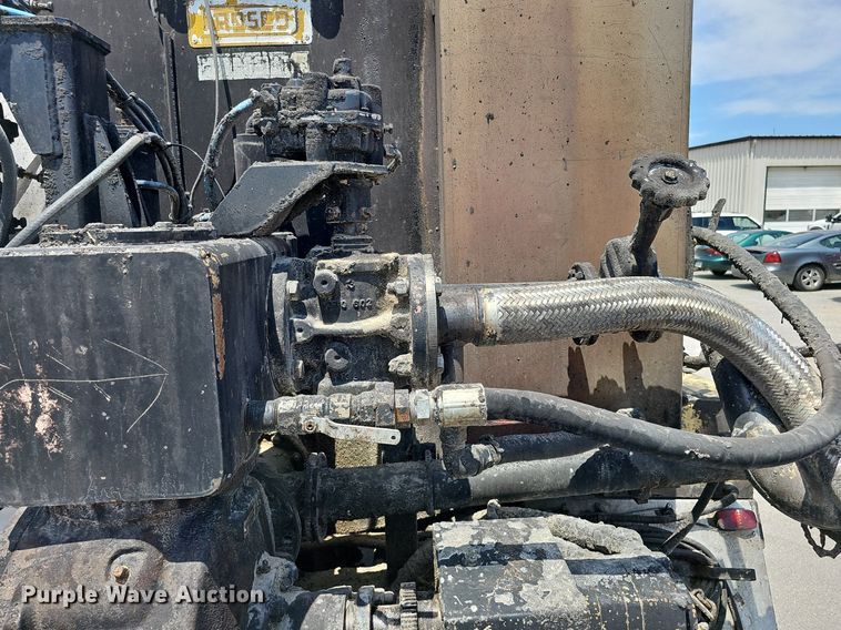 image for item DO2777 1996 International 4900  oil distributor truck