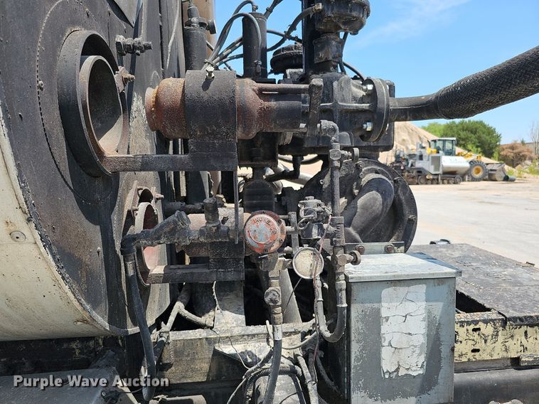 image for item DO2777 1996 International 4900  oil distributor truck