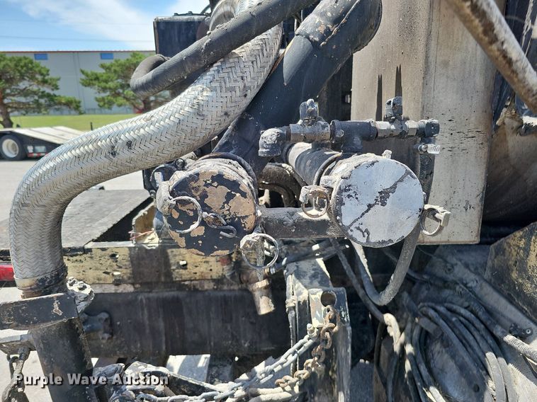 image for item DO2777 1996 International 4900  oil distributor truck