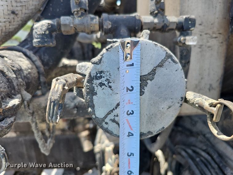 image for item DO2777 1996 International 4900  oil distributor truck