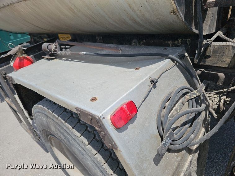 image for item DO2777 1996 International 4900  oil distributor truck