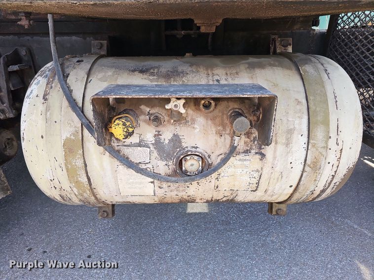 image for item DO2777 1996 International 4900  oil distributor truck