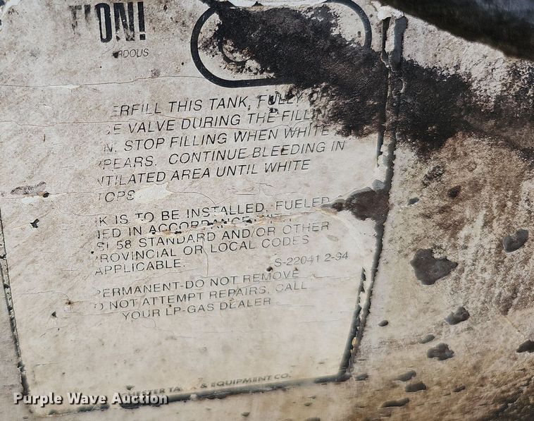 image for item DO2777 1996 International 4900  oil distributor truck