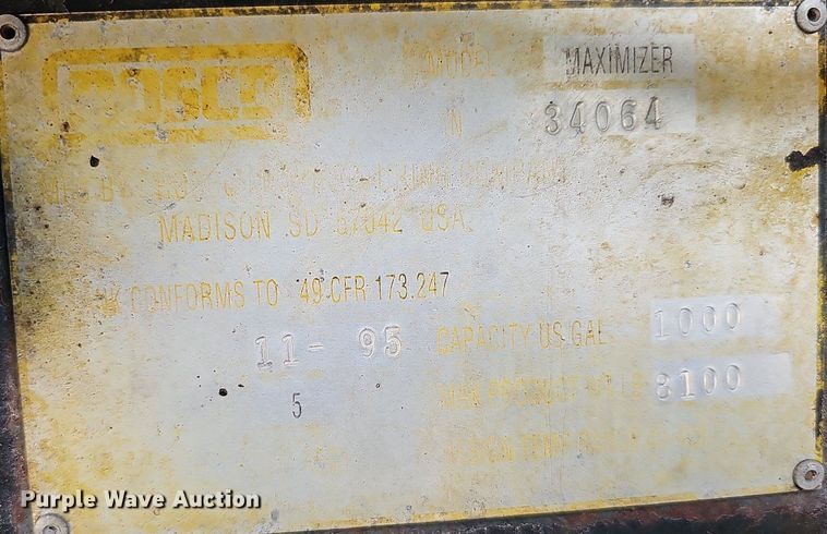 image for item DO2777 1996 International 4900  oil distributor truck