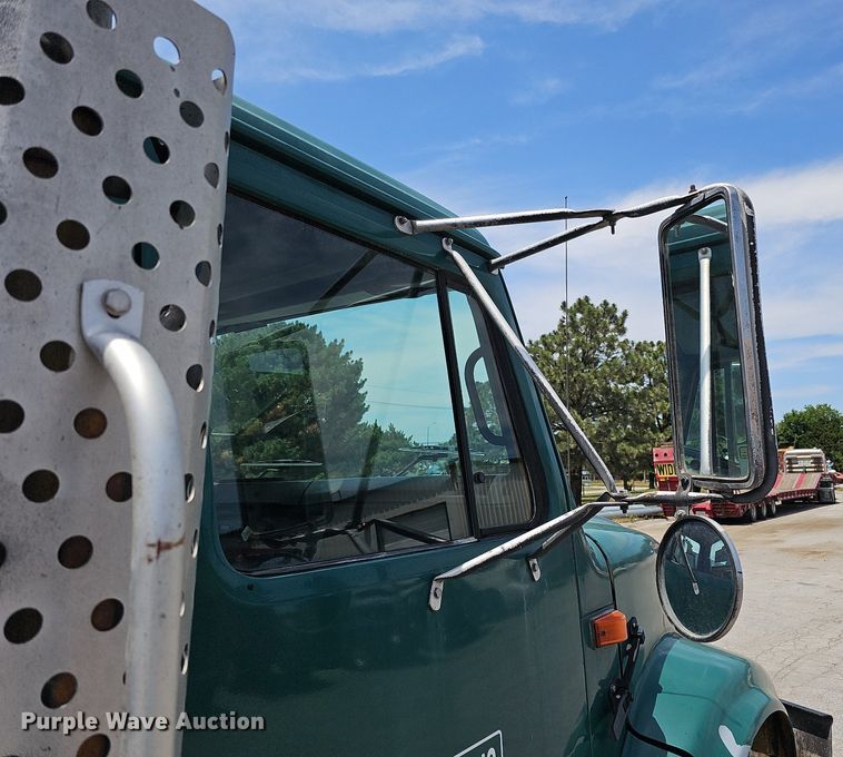 image for item DO2777 1996 International 4900  oil distributor truck