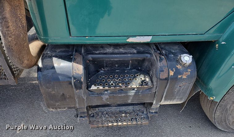 image for item DO2777 1996 International 4900  oil distributor truck