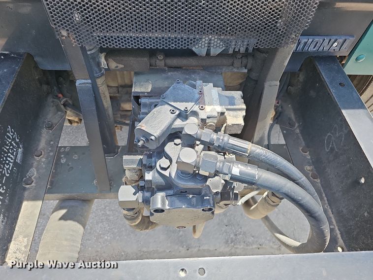 image for item DO2777 1996 International 4900  oil distributor truck