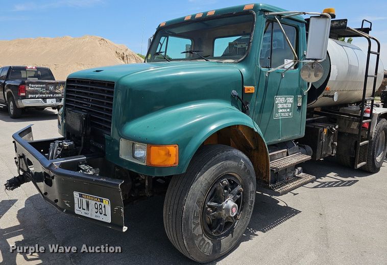 image for item DO2777 1996 International 4900  oil distributor truck