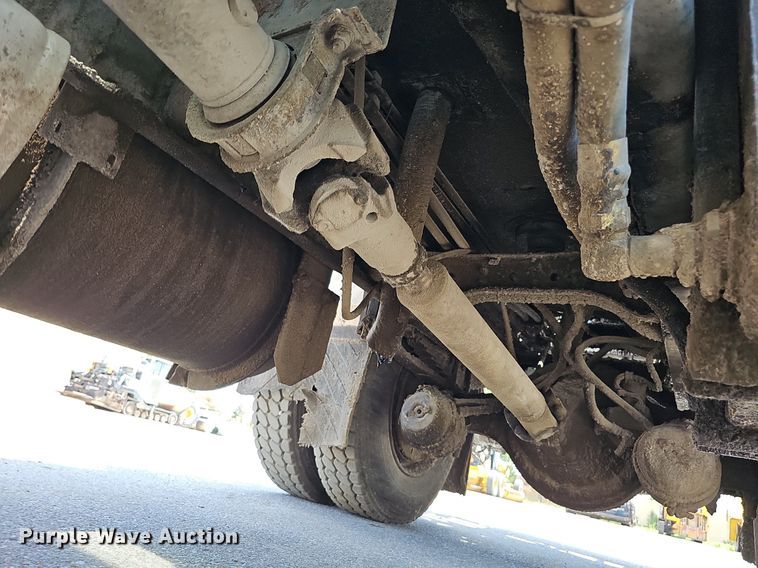 image for item DO2777 1996 International 4900  oil distributor truck