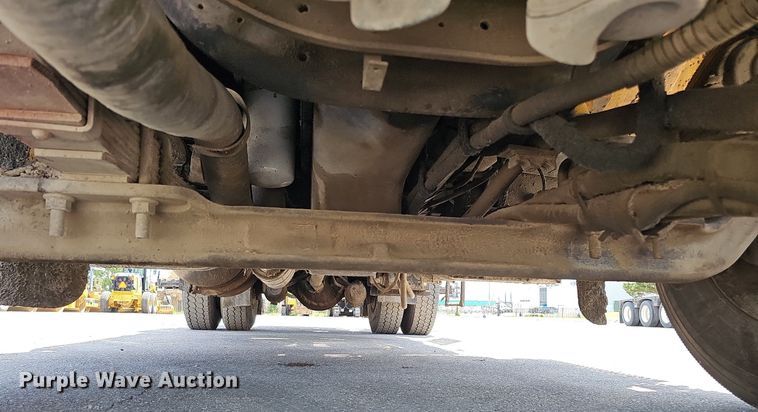 image for item DO2777 1996 International 4900  oil distributor truck