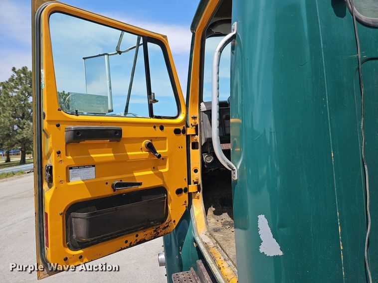 image for item DO2777 1996 International 4900  oil distributor truck