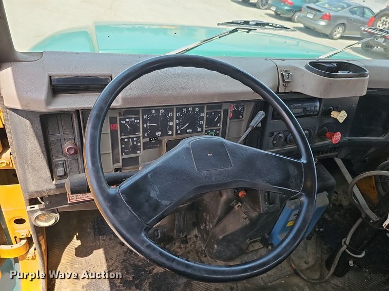 image for item DO2777 1996 International 4900  oil distributor truck