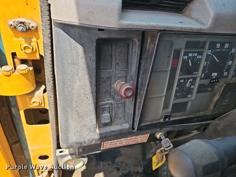 image for item DO2777 1996 International 4900  oil distributor truck