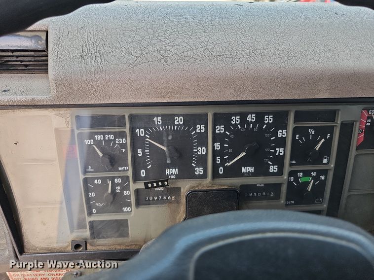 image for item DO2777 1996 International 4900  oil distributor truck