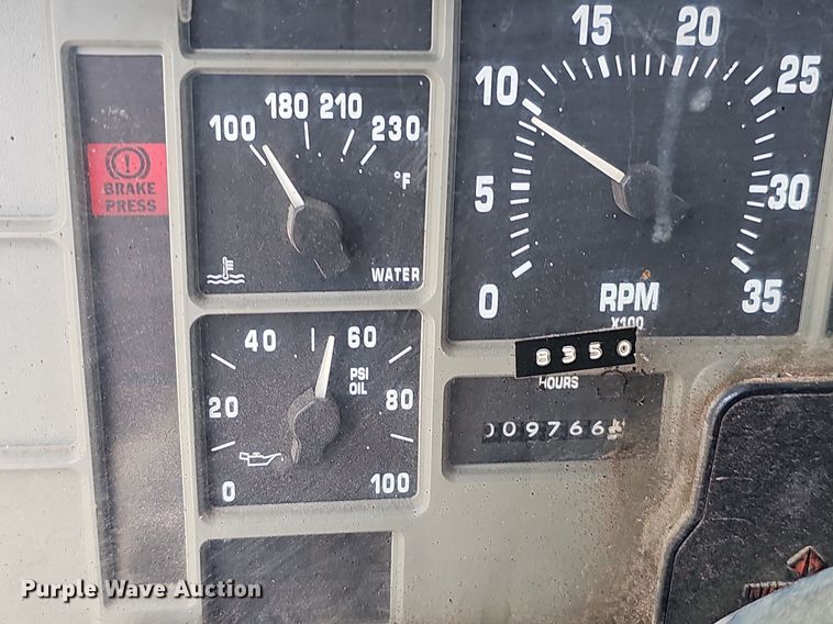 image for item DO2777 1996 International 4900  oil distributor truck