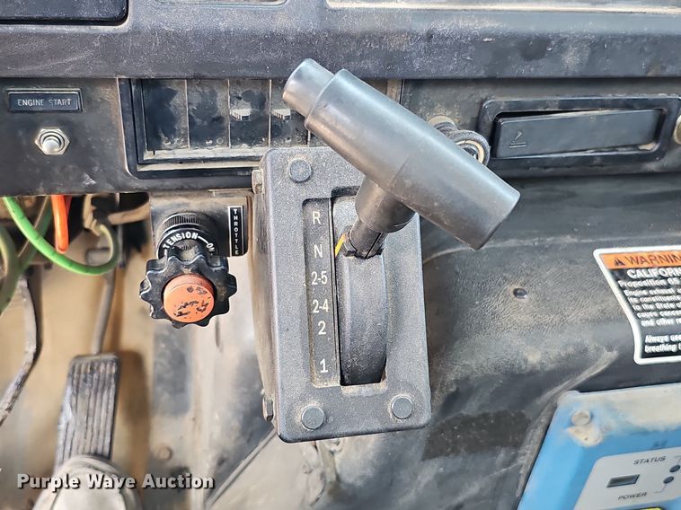 image for item DO2777 1996 International 4900  oil distributor truck