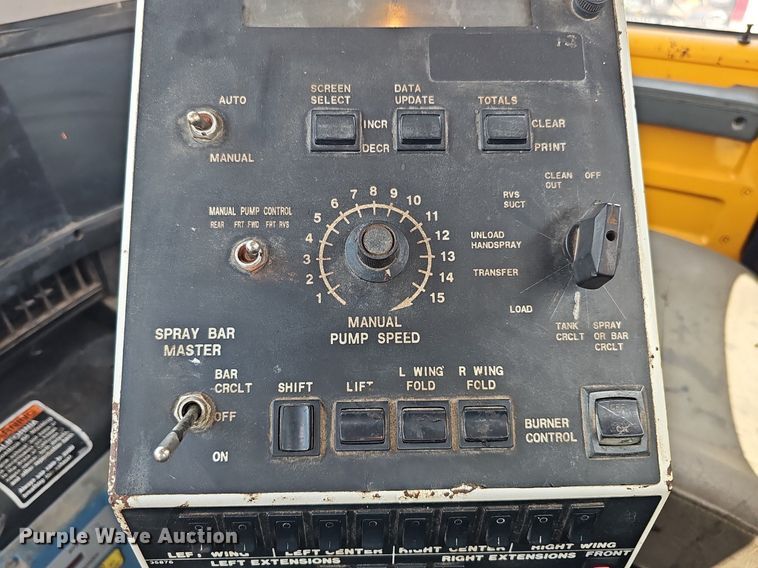 image for item DO2777 1996 International 4900  oil distributor truck