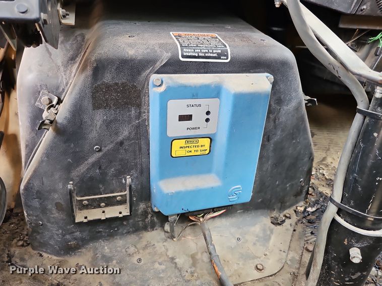 image for item DO2777 1996 International 4900  oil distributor truck