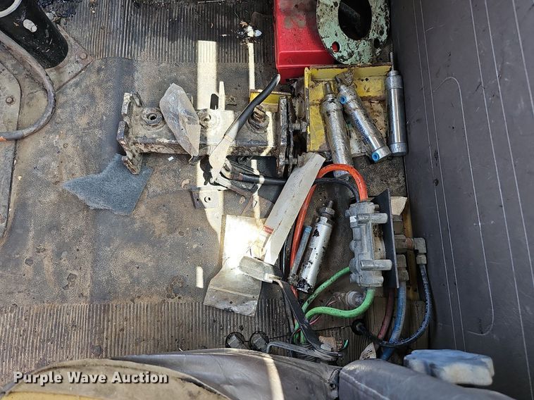 image for item DO2777 1996 International 4900  oil distributor truck