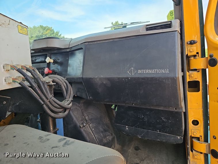 image for item DO2777 1996 International 4900  oil distributor truck