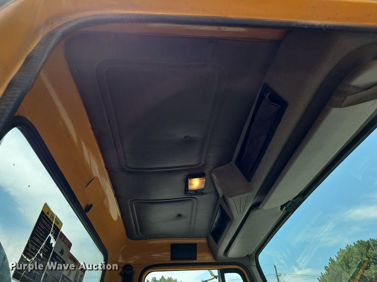 image for item DO2777 1996 International 4900  oil distributor truck