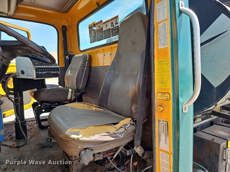 image for item DO2777 1996 International 4900  oil distributor truck