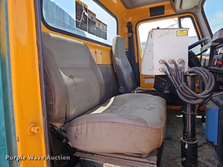 image for item DO2777 1996 International 4900  oil distributor truck