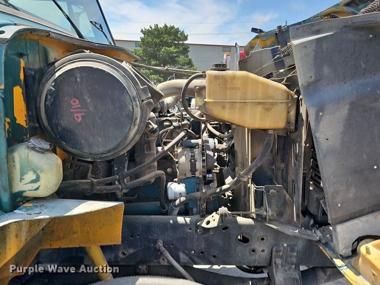 image for item DO2777 1996 International 4900  oil distributor truck