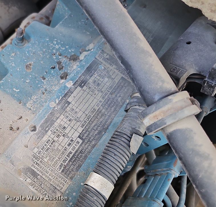 image for item DO2777 1996 International 4900  oil distributor truck