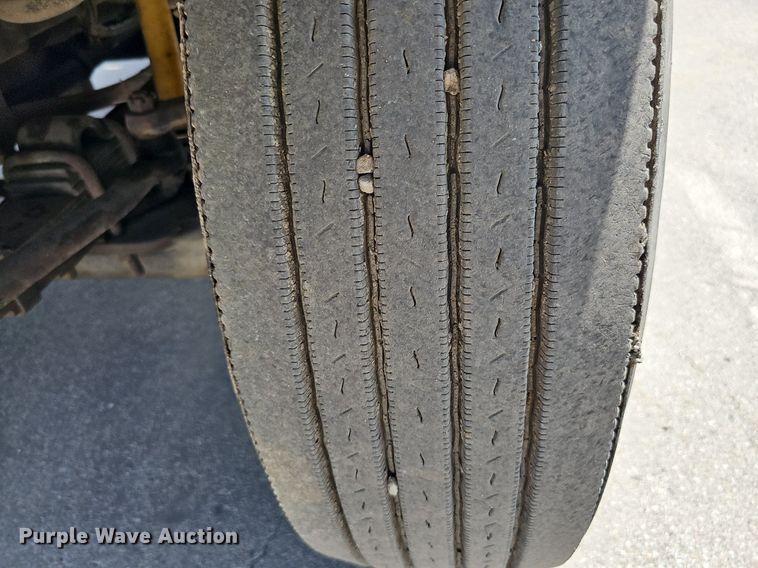 image for item DO2777 1996 International 4900  oil distributor truck