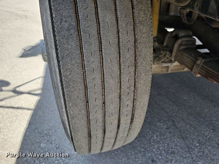 image for item DO2777 1996 International 4900  oil distributor truck