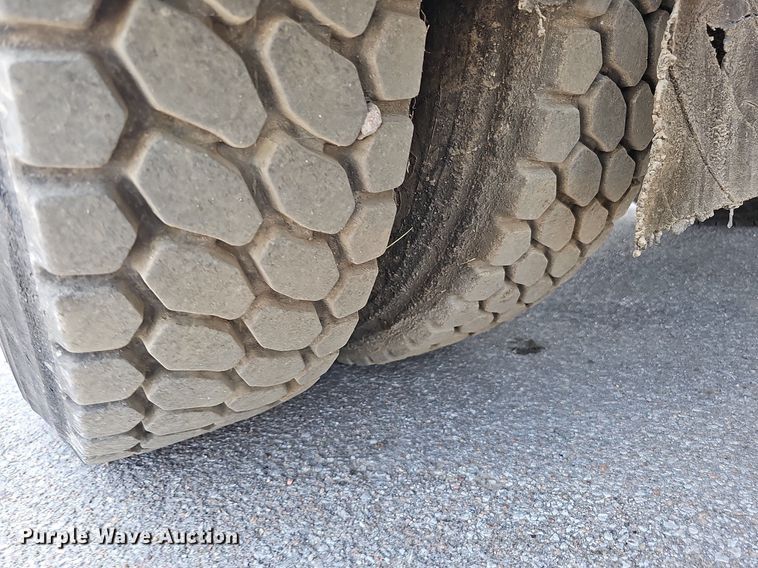 image for item DO2777 1996 International 4900  oil distributor truck