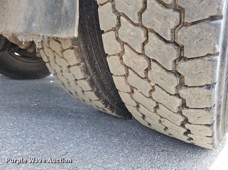 image for item DO2777 1996 International 4900  oil distributor truck