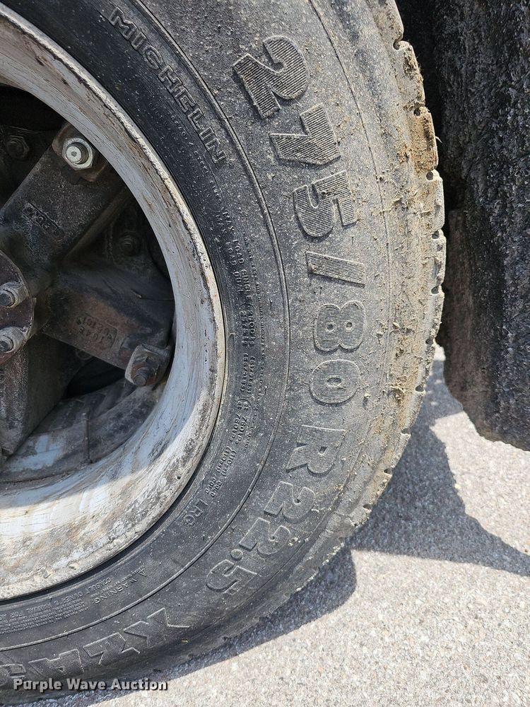 image for item DO2777 1996 International 4900  oil distributor truck