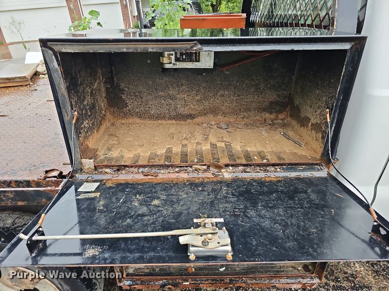 image for item DO2913 2013 Ford F450 Super Duty  flatbed truck