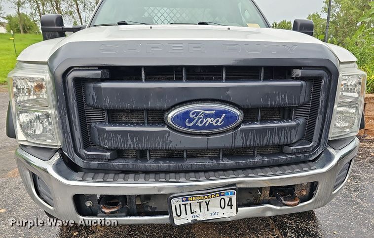 image for item DO2913 2013 Ford F450 Super Duty  flatbed truck