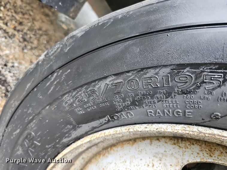 image for item DO2913 2013 Ford F450 Super Duty  flatbed truck