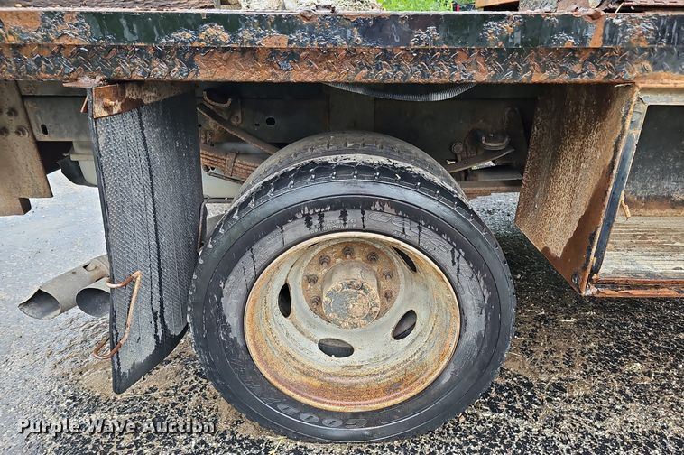 image for item DO2913 2013 Ford F450 Super Duty  flatbed truck