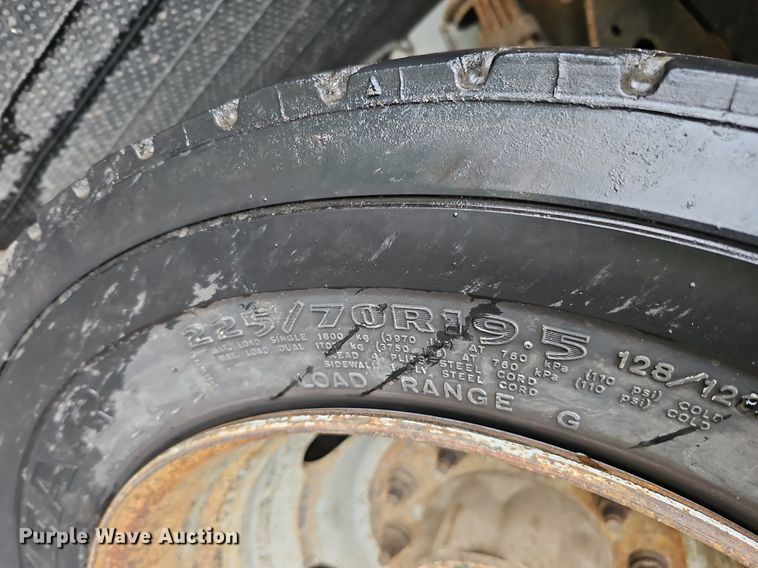 image for item DO2913 2013 Ford F450 Super Duty  flatbed truck