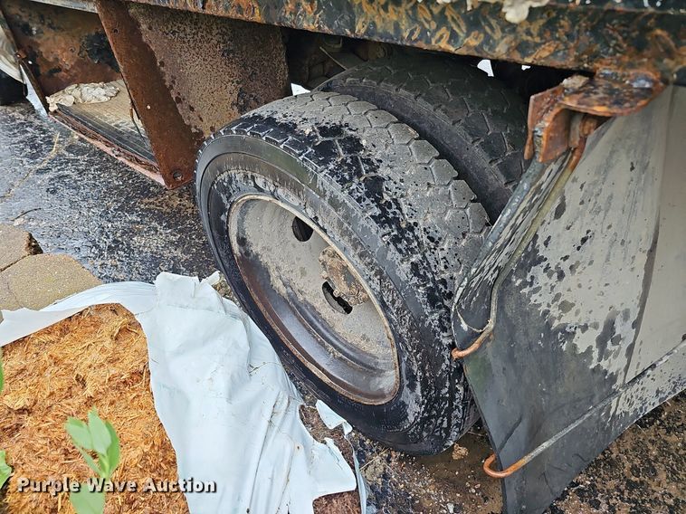 image for item DO2913 2013 Ford F450 Super Duty  flatbed truck