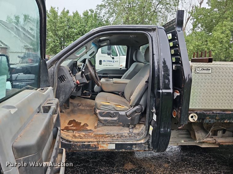 image for item DO2914 2012 Ford F250 Super Duty  flatbed pickup truck