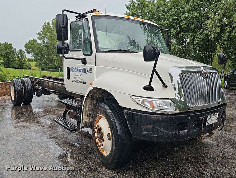 image for item DO2917 2006 International 4400  truck cab and chassis