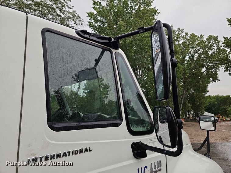 image for item DO2917 2006 International 4400  truck cab and chassis