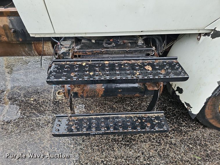 image for item DO2917 2006 International 4400  truck cab and chassis