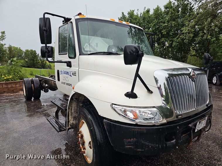 image for item DO2917 2006 International 4400  truck cab and chassis