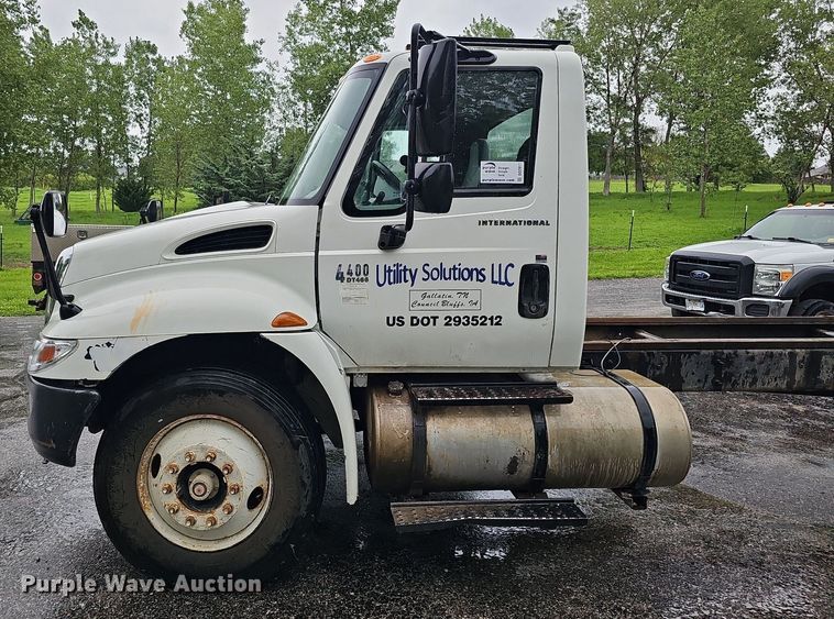 image for item DO2917 2006 International 4400  truck cab and chassis