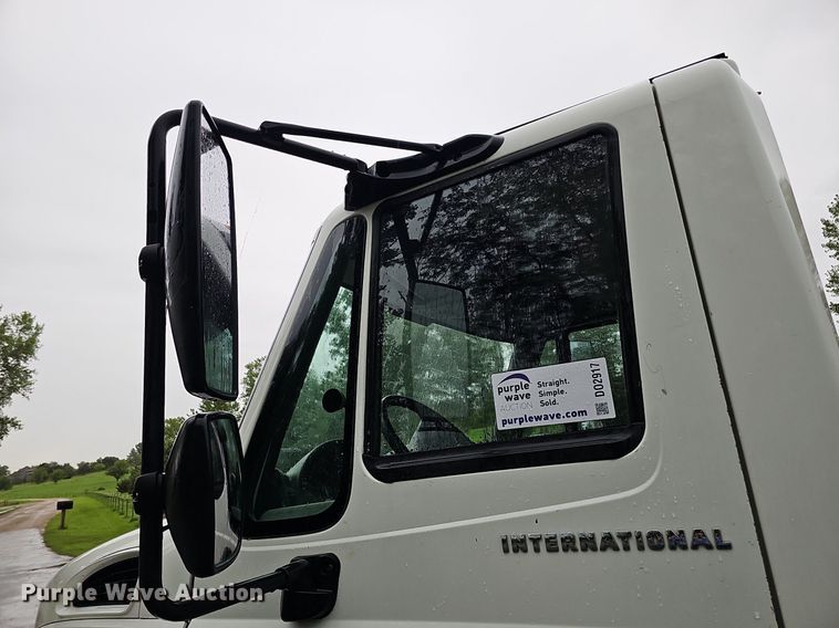 image for item DO2917 2006 International 4400  truck cab and chassis