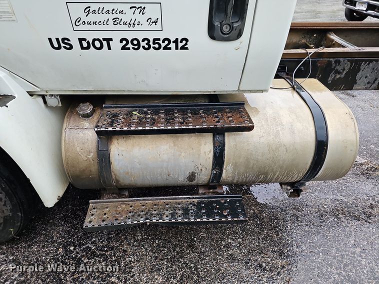 image for item DO2917 2006 International 4400  truck cab and chassis