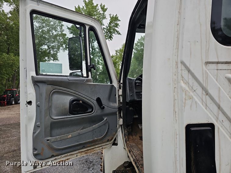 image for item DO2917 2006 International 4400  truck cab and chassis