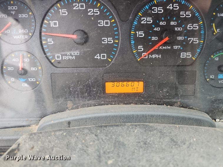 image for item DO2917 2006 International 4400  truck cab and chassis